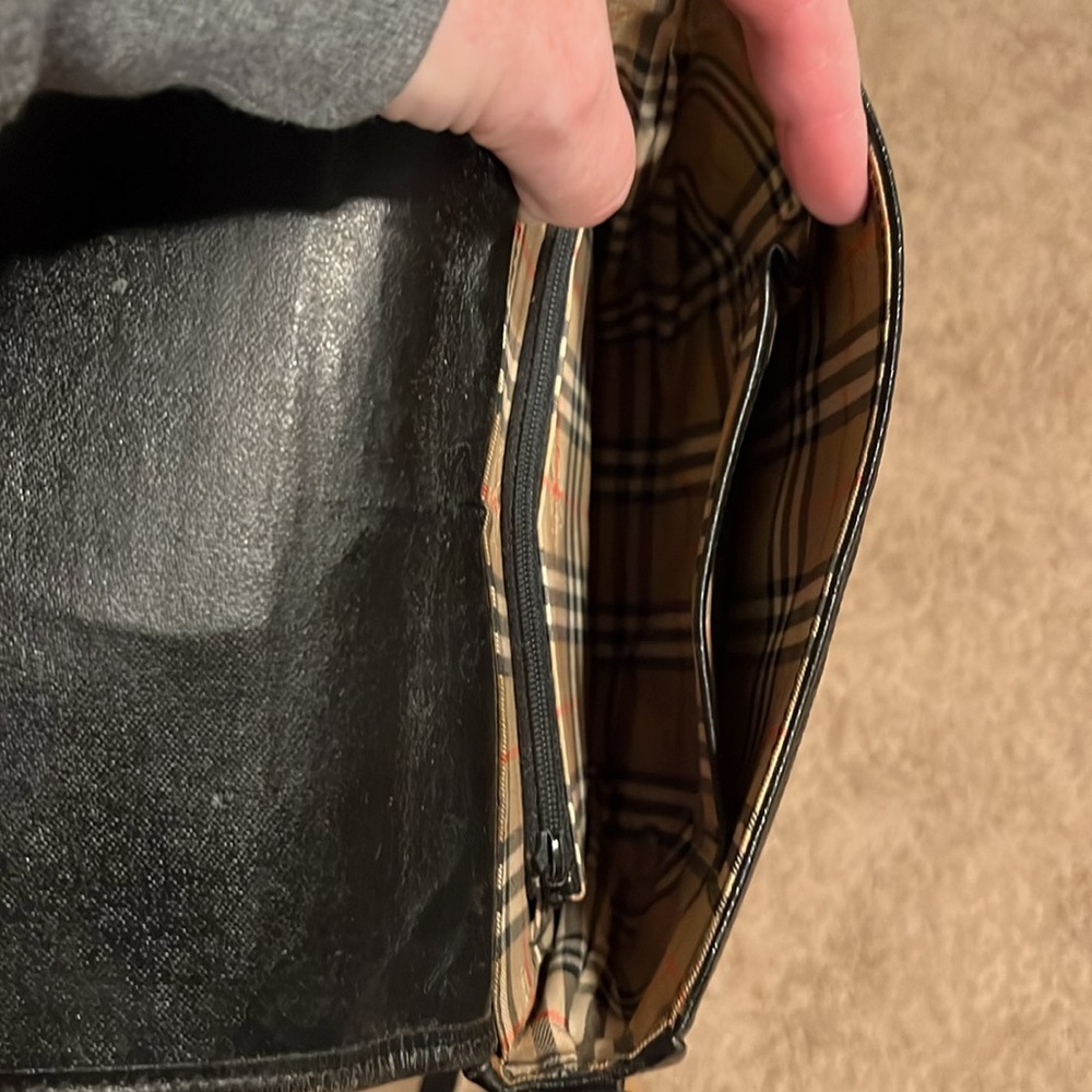 Burberry’s Vintage Leather Shoulder Bag - Picture 6 of 6